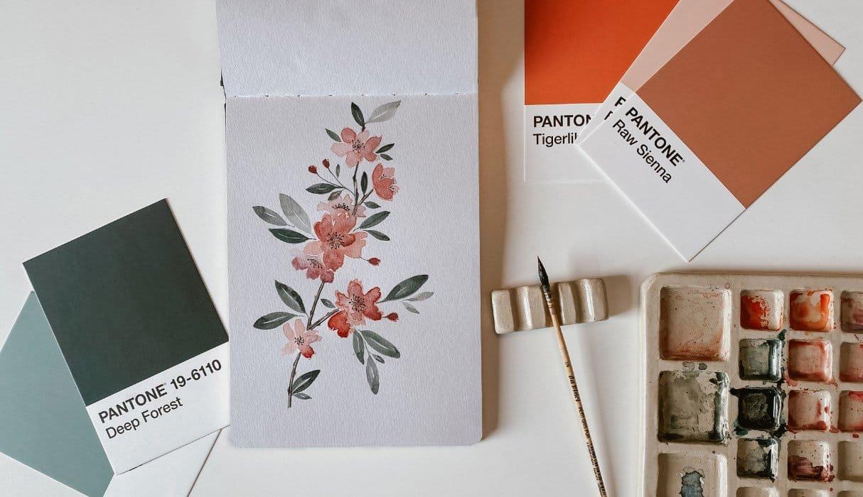 Aquarellfarben, Pinsel und Skizzenbuch