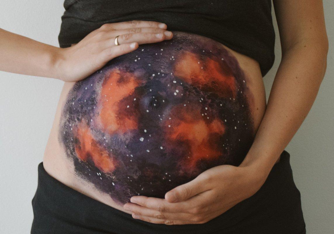 Bodypainting auf Babybauch — Anna