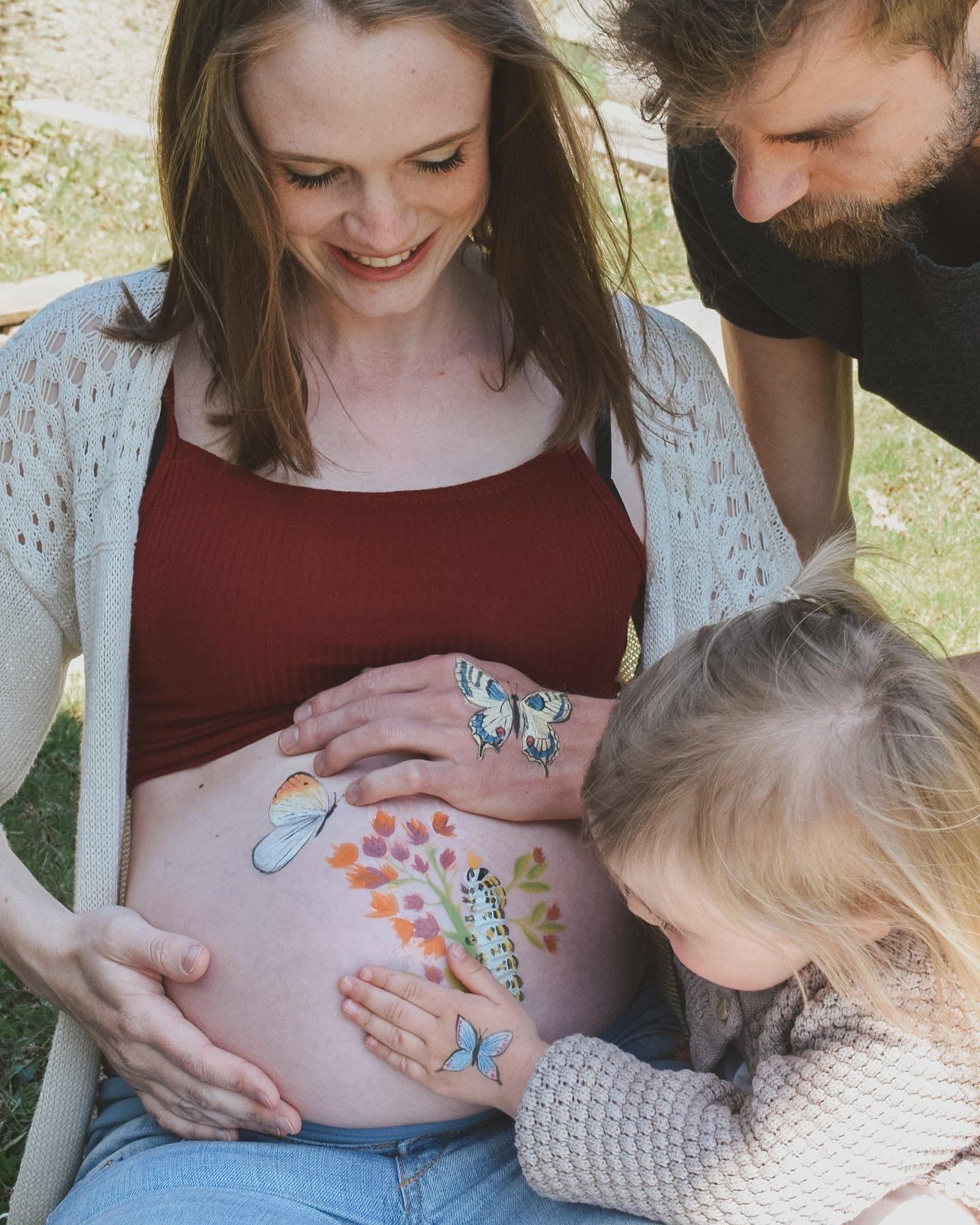 Bodypainting auf Babybauch — Elena