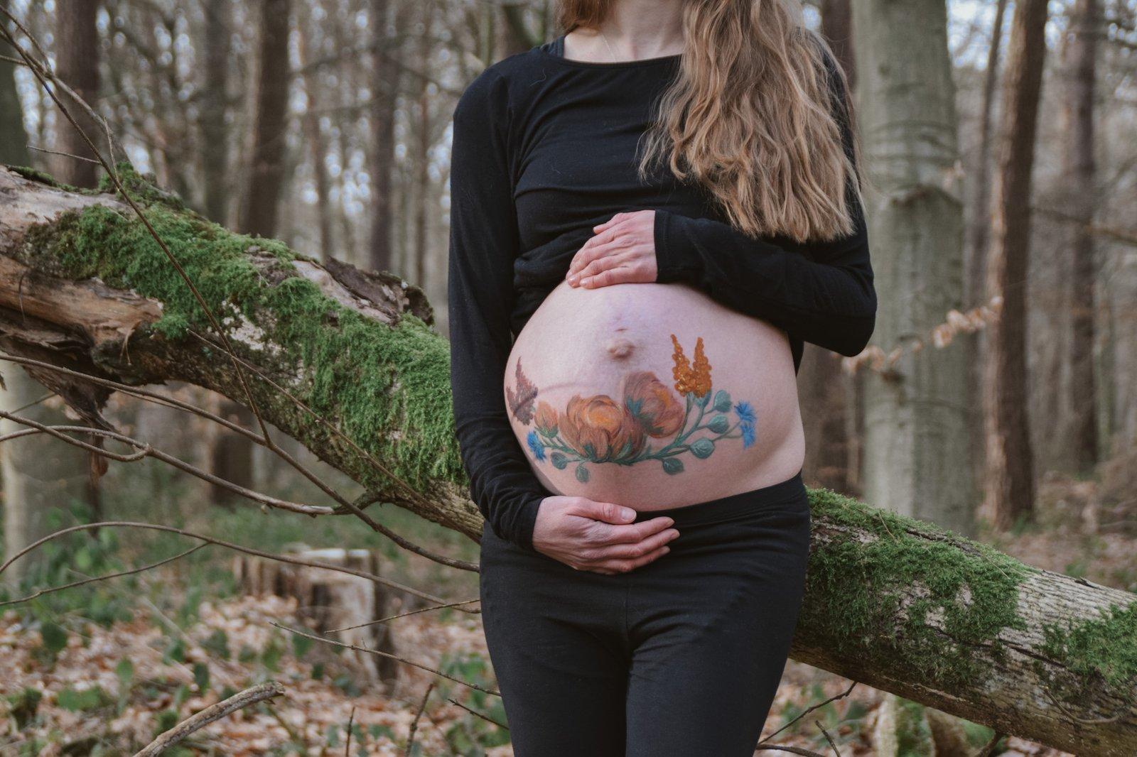 Bodypainting auf Babybauch — Elisabeth