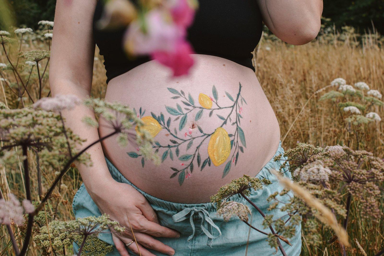 Bodypainting auf Babybauch — Lena