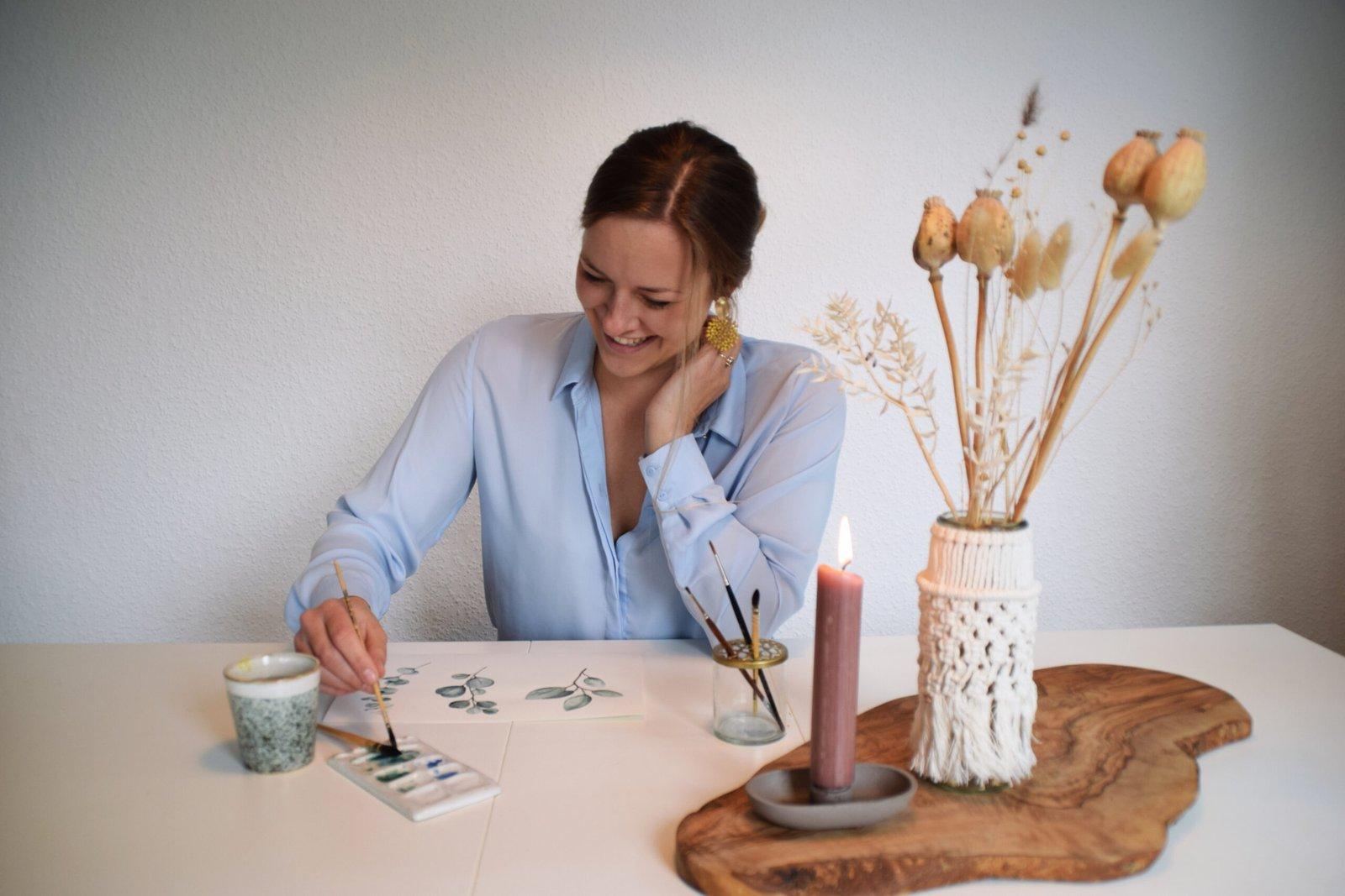 Tabea Schmidt beim Aquarellmalen